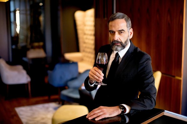 Quels conseils pour assortir des bijoux en or blanc avec une robe de soirée rouge?